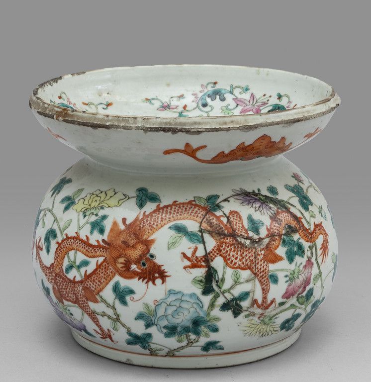 Vaso in porcellana di Cina con decoro di 中国龙纹瓷瓶
，直径22厘米，高18，有缺陷