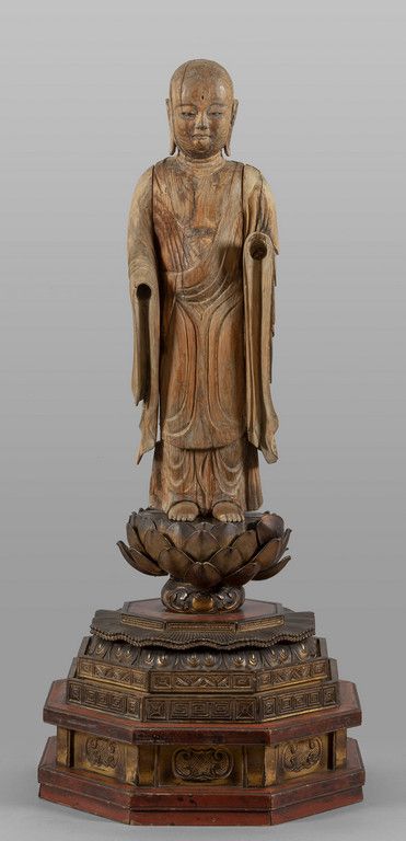 Lohan in legno intagliato poggiante su base a 雕刻的木制罗汉搁置在莲花底座上，中国 19世纪
h.110