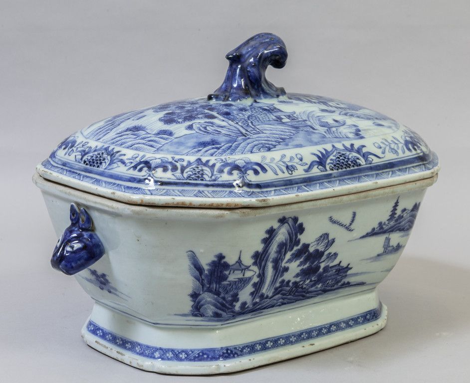 Zuppiera in porcellana con coperchio, Cina per 瓷制带盖汤锅，中国出口，19世纪初
cm.30x23xh.21