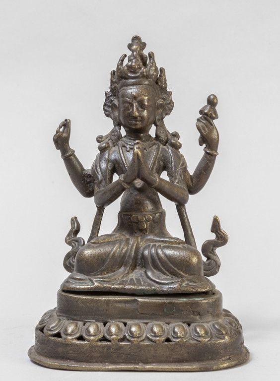 Bodhisattva Avalokitesvara in bronzo a patina 西藏18世纪深色铜制观世音菩萨
，高16.5厘米。