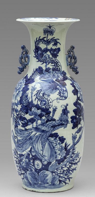 Vaso in porcellana di Cina decorato in bianco e 中国瓷器花瓶，用白色和蓝色装饰花、鸟和龙，19世纪末
h.Cm.&hellip;