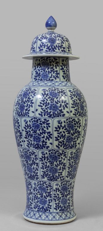 Potiche in porcellana bianca e blu decorata con 青花瓷壶饰花，中国
h.Cm.60