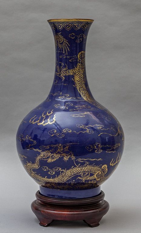 Vaso in porcellana a fondo blu con decoro Porcelain vase with a blue background &hellip;
