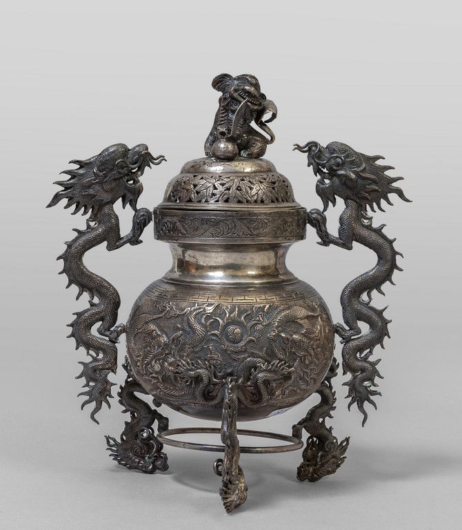 Portaprofumo in argento, decorazione con dragoni, 银质香水盒，装饰有龙，中国 20世纪
h.Cm.21