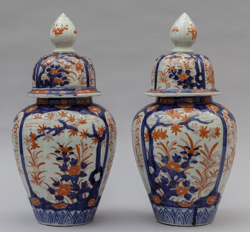 Coppia di potiches in porcellana policroma, 一对多色瓷罐，20世纪初日本
h.Cm.39