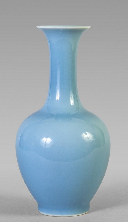 Vaso a collo lungo in porcellana color turchese, 绿松石瓷器长颈花瓶，底部有标记，中国20世纪
h. Cm.24