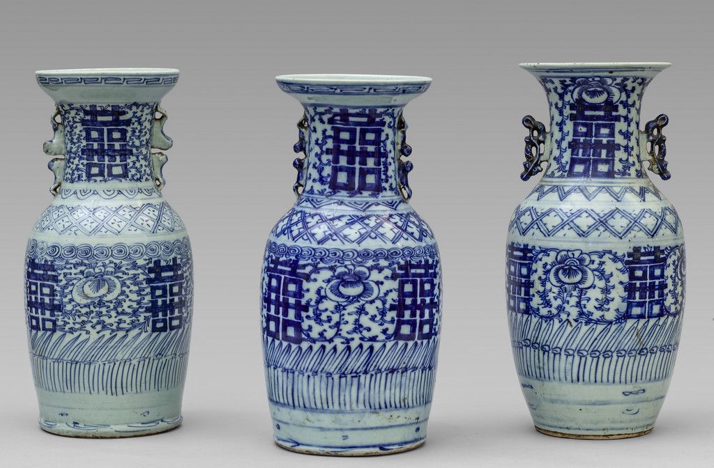 Tre vasi in porcellana di Cina bianca e blu Trois vases en porcelaine de Chine b&hellip;