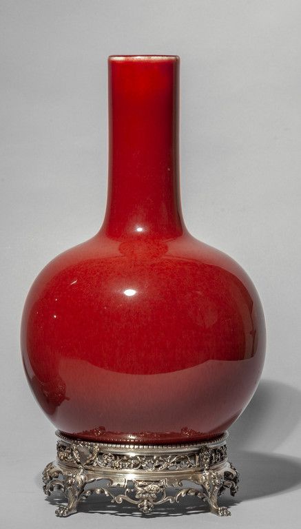 Vaso in porcellana sangue di bue a collo lungo 牛血瓷花瓶，长颈，底部有标记，中国19世纪，放在银质底座上 f.T&hellip;