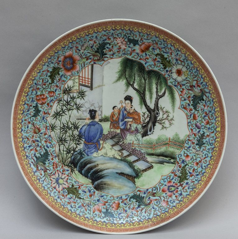 Piatto in ceramica decorato in policromia a Ceramic dish decorated with polychro&hellip;