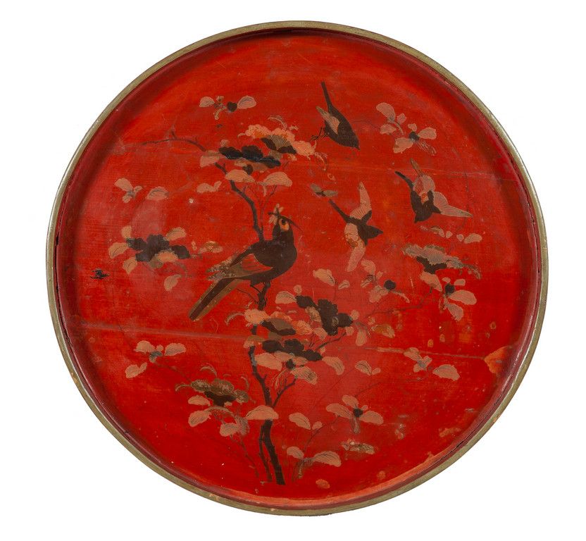 Vassoio in legno laccato rosso decorato con 红漆木托盘，装饰有鸟类，中国 19世纪
直径58厘米
