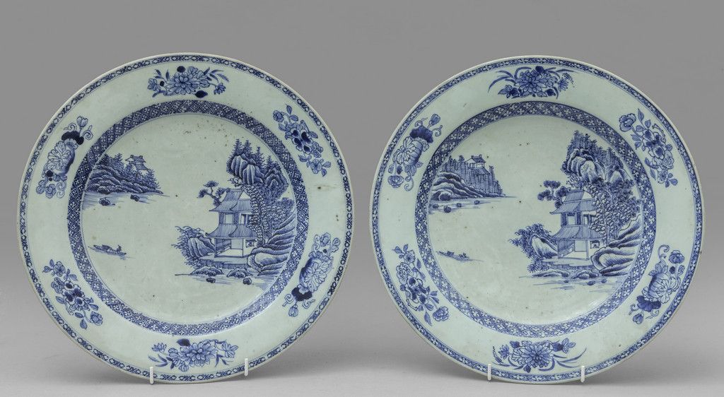 Coppia di piatti in porcellana bianca e blu, nel Paire d'assiettes en porcelaine&hellip;