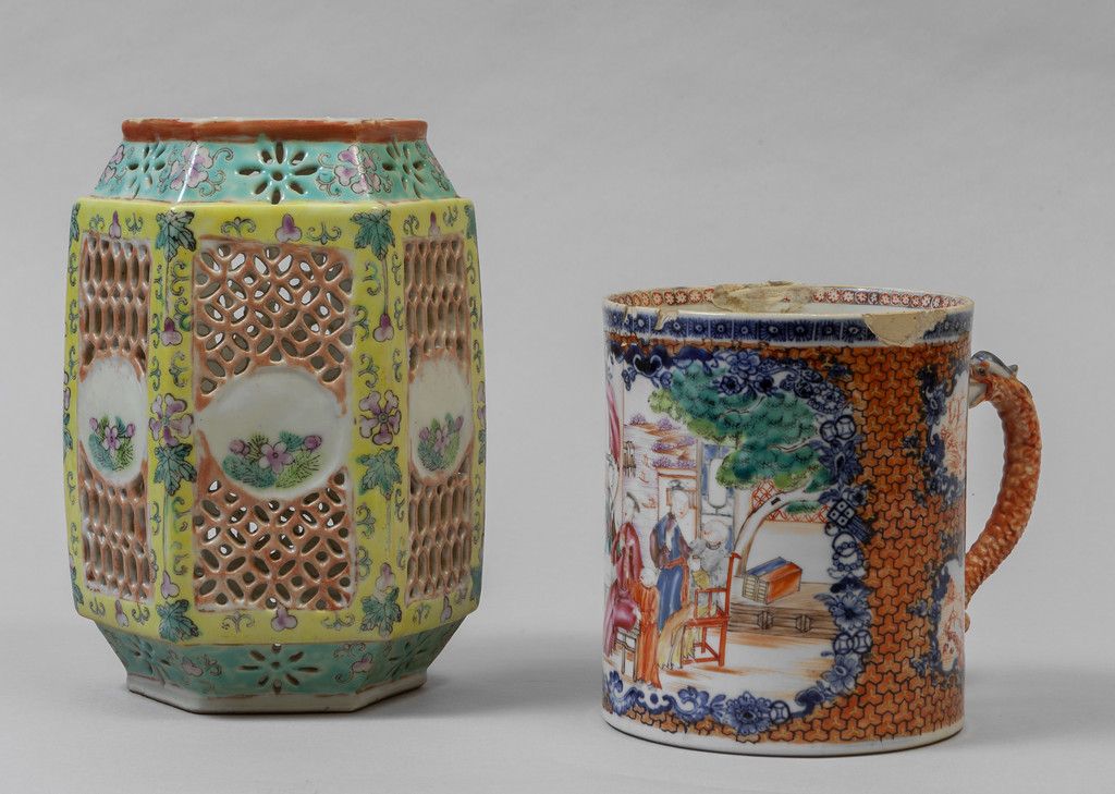 Due vasetti in porcellana, Cina Two porcelain vases, China XVIIIth century
h.Cm.&hellip;