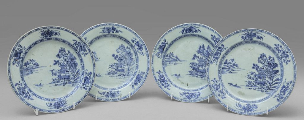 Quattro piatti in porcellana bianca e blu, nel 四个青花瓷盘，腔体上有东方风景，中国19世纪
直径23厘米
