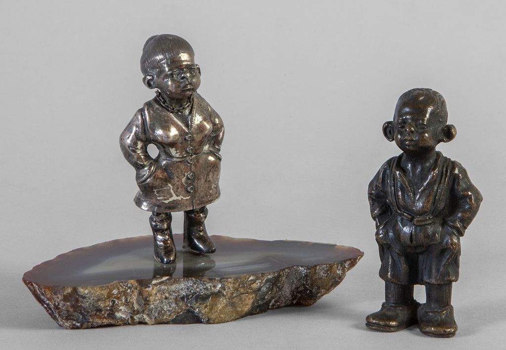 Due cinesini, uno in argento ed uno in bronzo a 两个中国人，一个是银的，一个是铜的，有深色的铜锈，放在坚硬的石头&hellip;