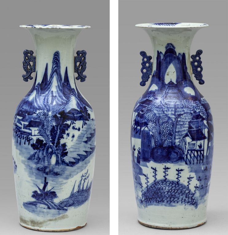 Due vasi in porcellana decorati in bianco e blu 两个以白和蓝为装饰的山水瓷瓶，中国 19世纪末
h.Cm.58