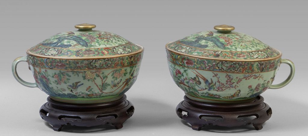 Coppia di coppe con coperchio in porcellana 一对带盖花鸟装饰的瓷杯，中国 19世纪
diam.30xh.18