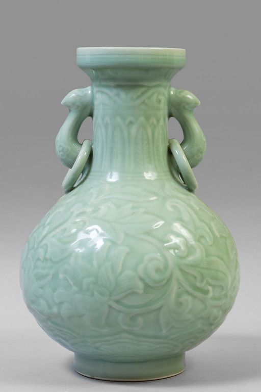Vaso Celadon con decorazione a rilievo con prese 带浮雕装饰的青瓷花瓶，边上有带环的插座和两个青瓷盘
花瓶高31&hellip;