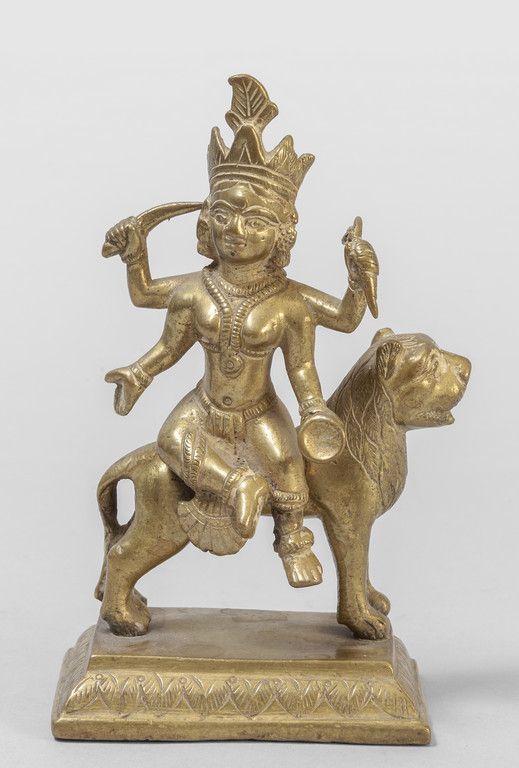 Durga su leone in bronzo dorato, India del Sud 杜尔加在镀金铜狮上，南印度 18世纪
h.Cm.14
