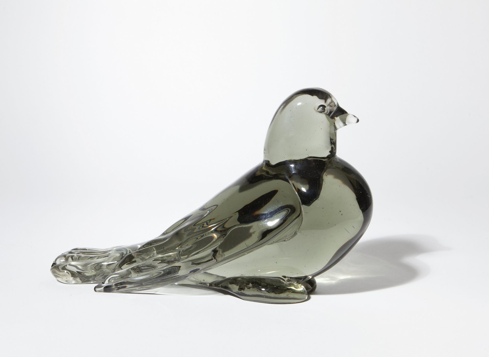 SEGUSO LIVIO LIVIO SEGUSO MURANO
约1950年，实心灰褐色玻璃中的鸽子形象略有阴影
高17.5厘米，长27厘米。