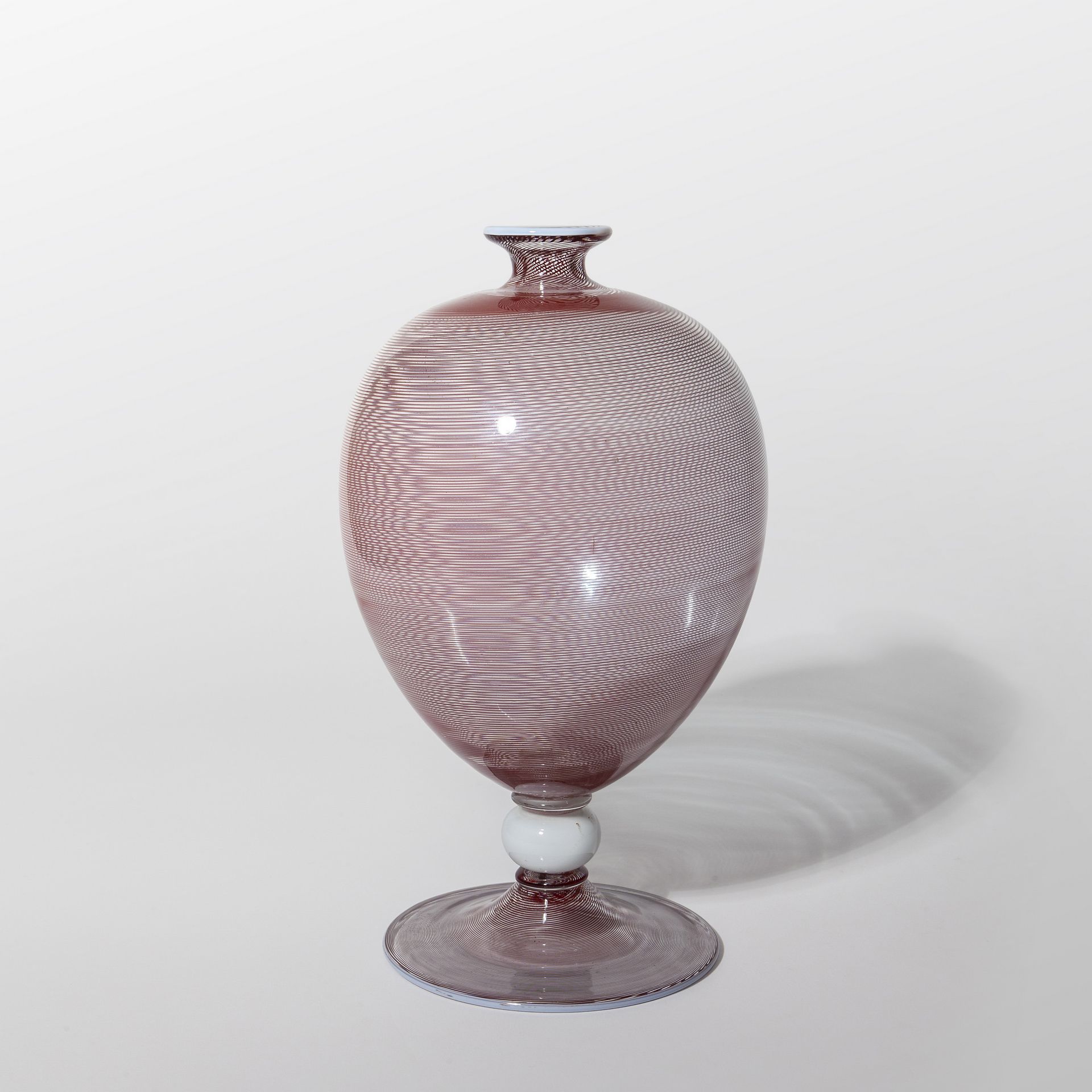 BAROVIER & TOSO BAROVIER & TOSO
A 'veronese' vase in amethyst filigree glass wit&hellip;