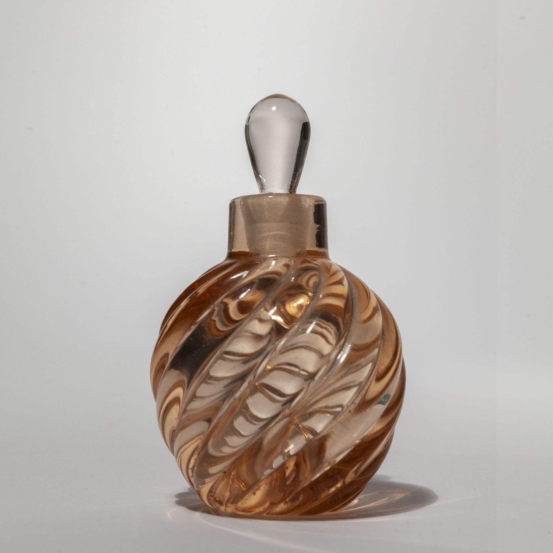 SCARPA CARLO VENINI CARLO SCARPA VENINI
透明的鲑鱼玻璃香水瓶，有扭曲的肋骨 1930年代
酸性标记 "VENINI mu&hellip;