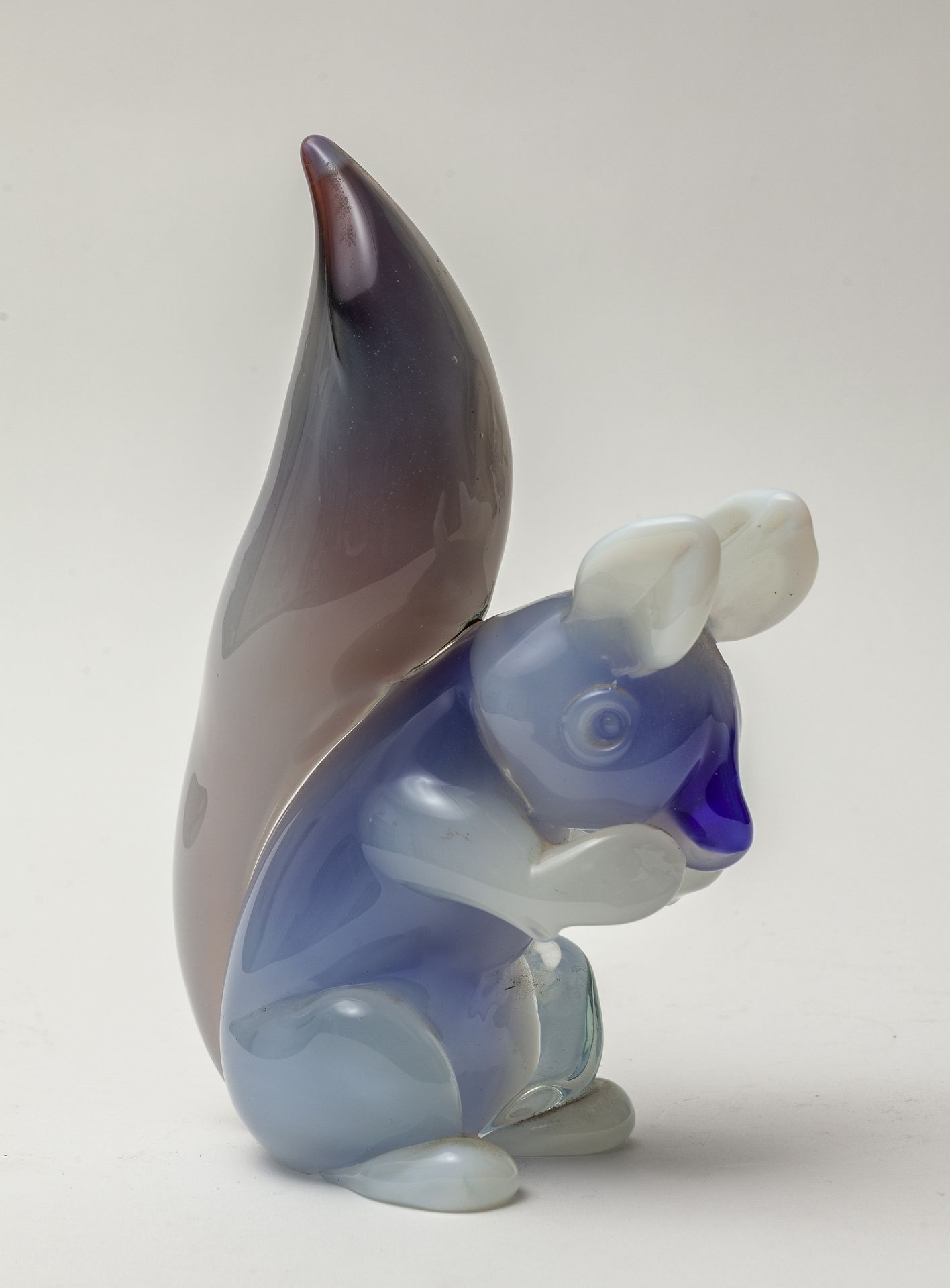 SEGUSO Archimède ARCHIMEDE SEGUSO
约1950年蓝色乳白玻璃的松鼠形象
高24厘米。