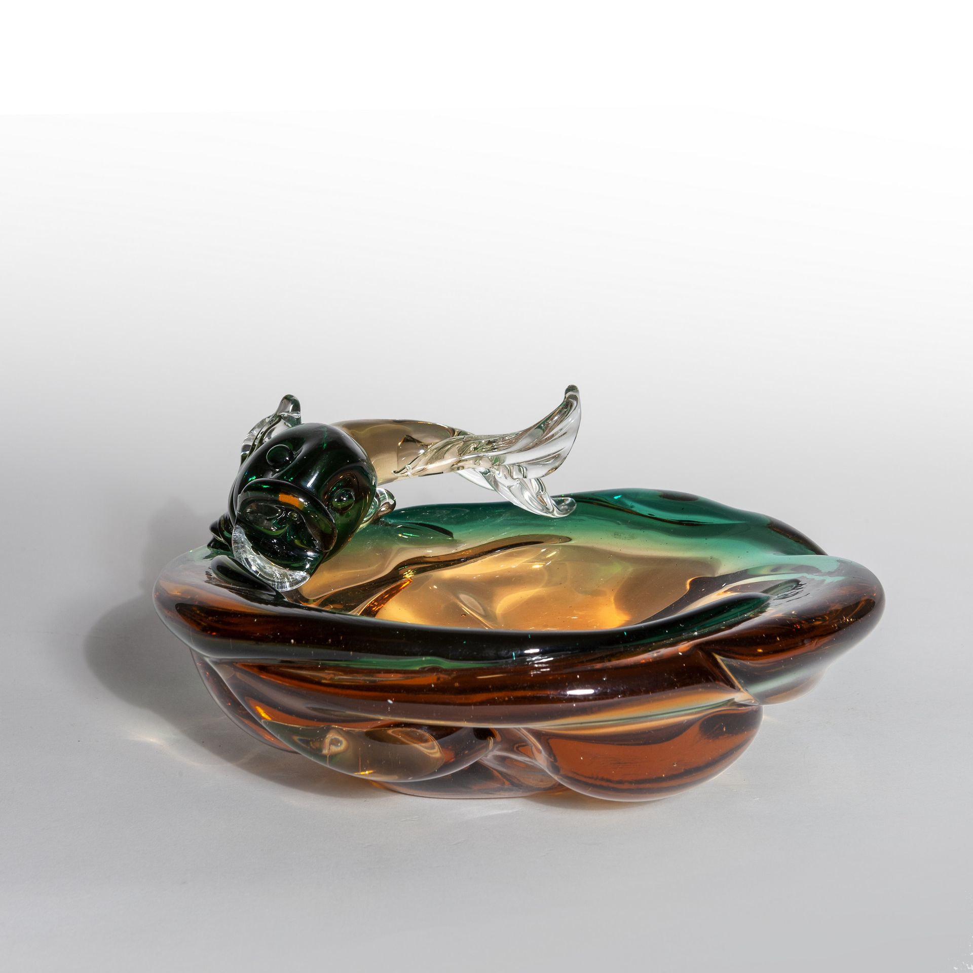 Seguso Vetri d'Arte SEGUSO VETRI D'ARTE
A heavy shaded glass bowl with fish appl&hellip;