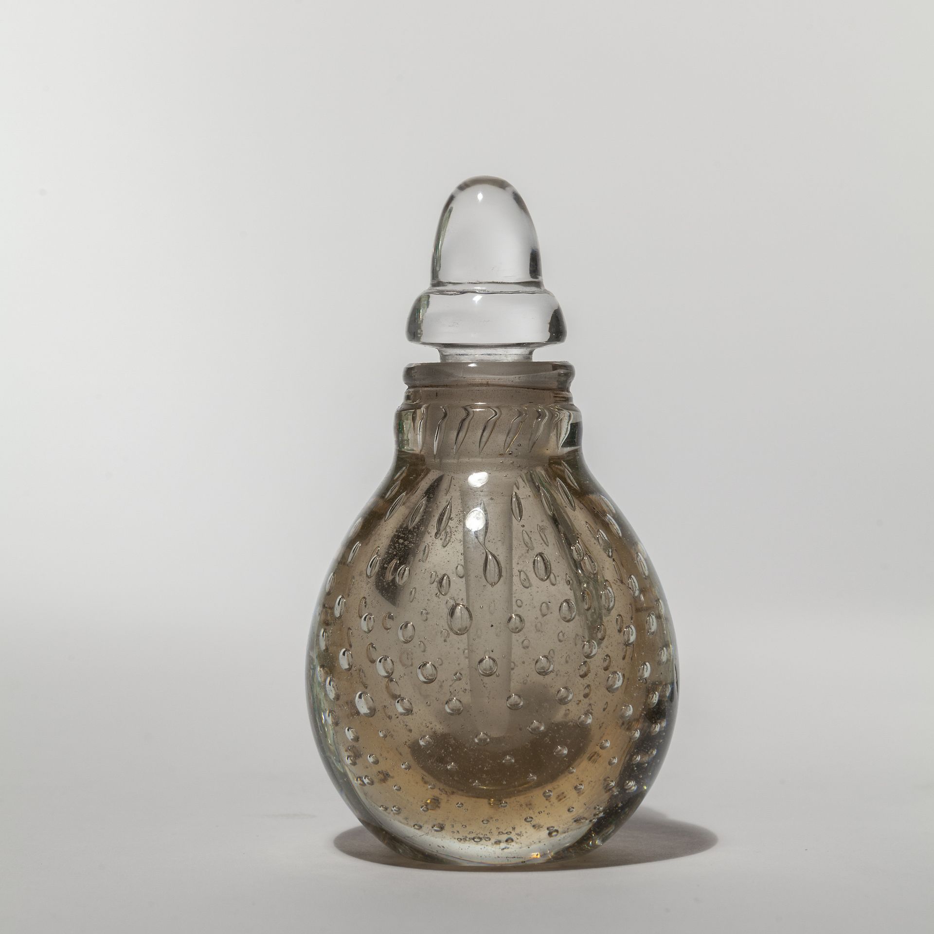 SCARPA CARLO VENINI CARLO SCARPA VENINI
琥珀色玻璃香水瓶，有小的规则的气泡 1930年代
酸性标记 "VENINI MU&hellip;