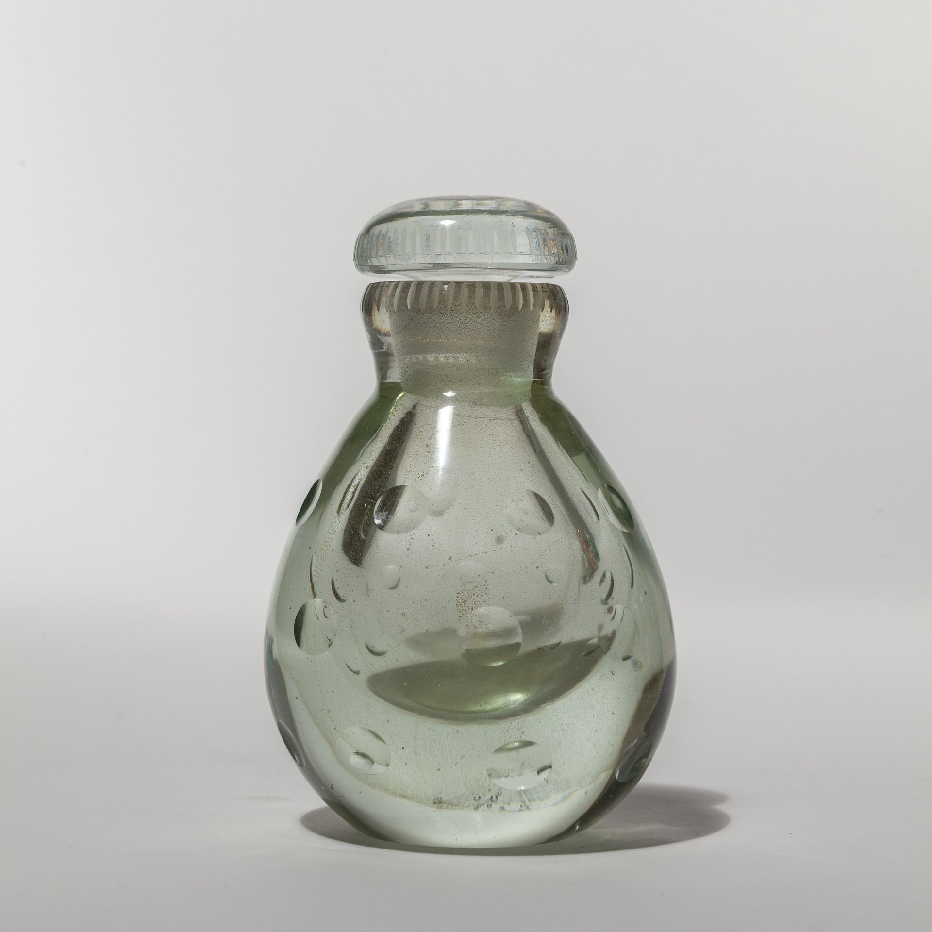 SCARPA CARLO VENINI CARLO SCARPA VENINI
透明玻璃和金箔的香水瓶，有圆形的研磨装饰
1930年代
酸性标记 "venini&hellip;