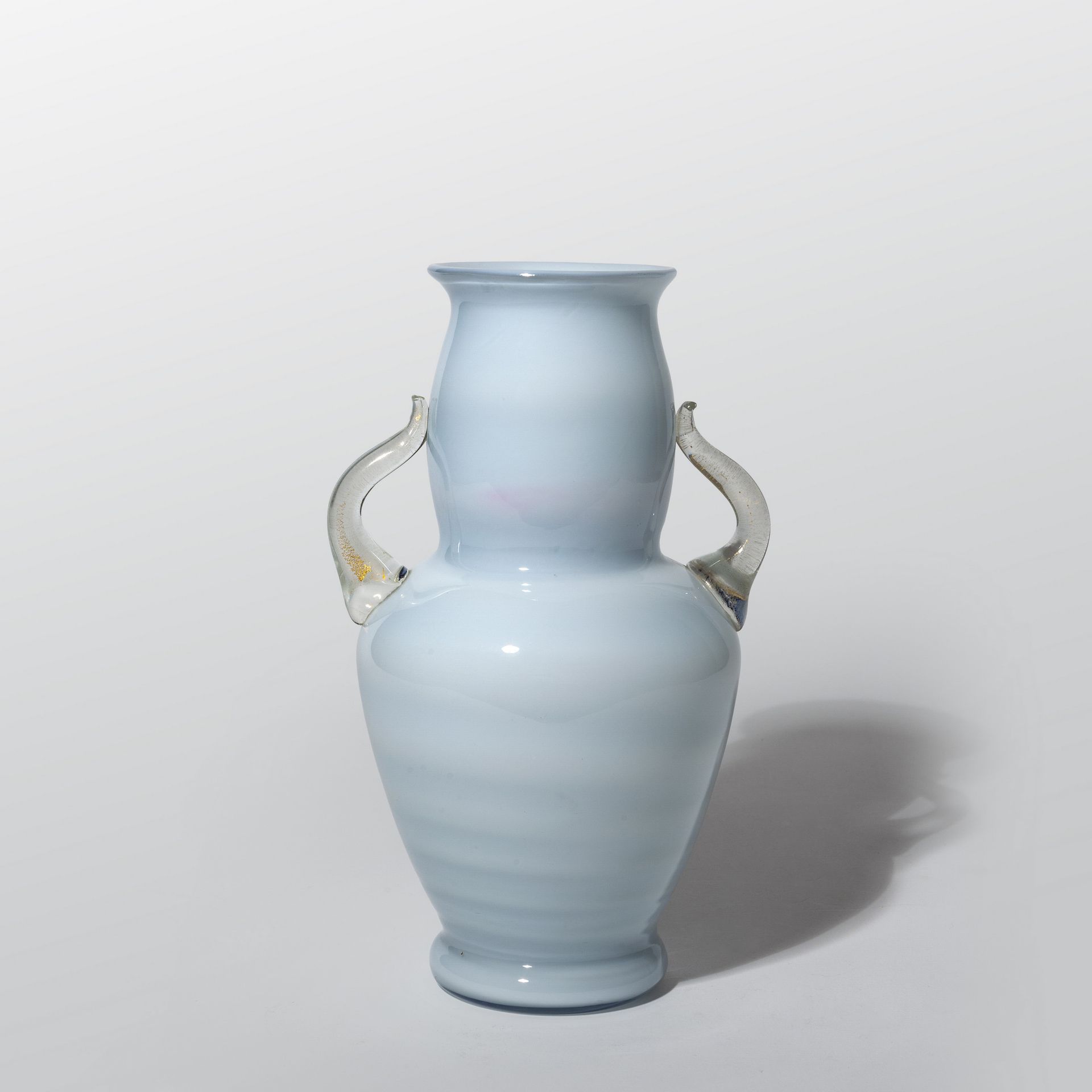 BAROVIER SEGUSO FERRO BAROVIER SEGUSO FERRO
一个漆面和蓝色玻璃的花瓶，有两个水晶和金箔的鳍
 30年代
高度28厘米&hellip;