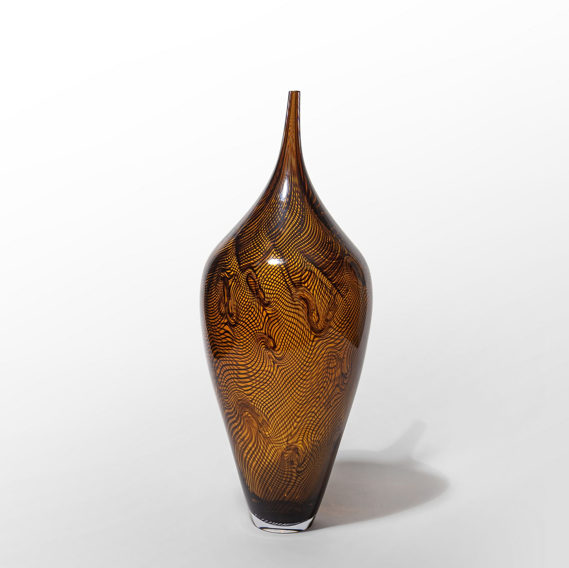 CELOTTO AFRO AFRO CELOTTO
Un vaso in vetro ambrato e filigrana nera incurvata 20&hellip;