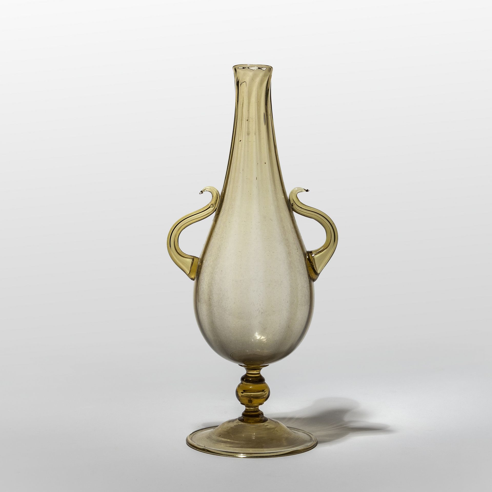 MURANO MURANO
Vase aus bernsteinfarbenem, transparentem Glas mit breitem Fuß und&hellip;