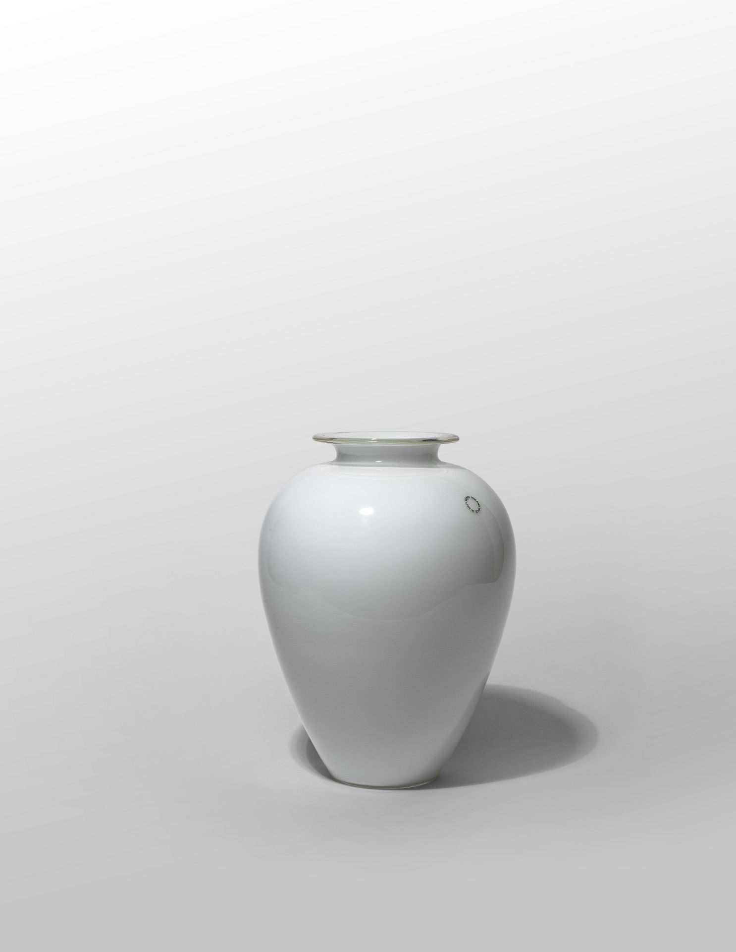 VENINI VENINI
一个乳白色的玻璃花瓶，上面有水晶边，1988
刻有 "VENINI 88 "的标记。原厂标签
高度为26.5厘米
