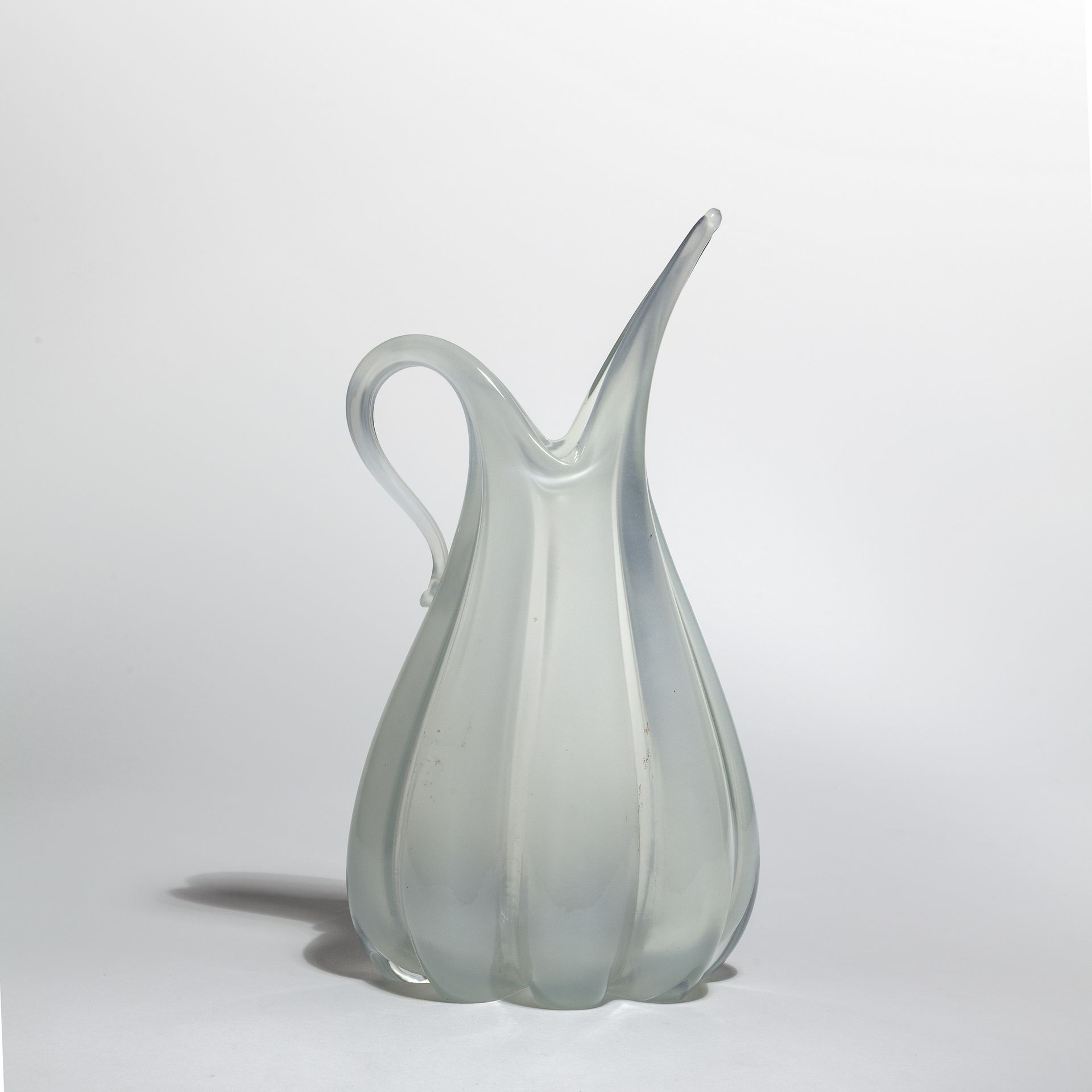 SEGUSO Archimède ARCHIMEDE SEGUSO
大约在1960年，一个带肋的乳白色玻璃壶花瓶
高30.5厘米。