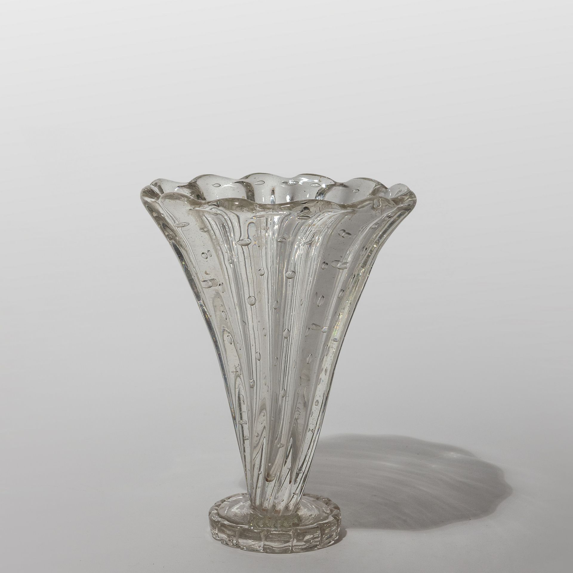 BAROVIER ERCOLE BAROVIER & TOSO ERCOLE BAROVIER & TOSO
大约在1940年，一个带肋的透明玻璃花瓶，里面有规&hellip;