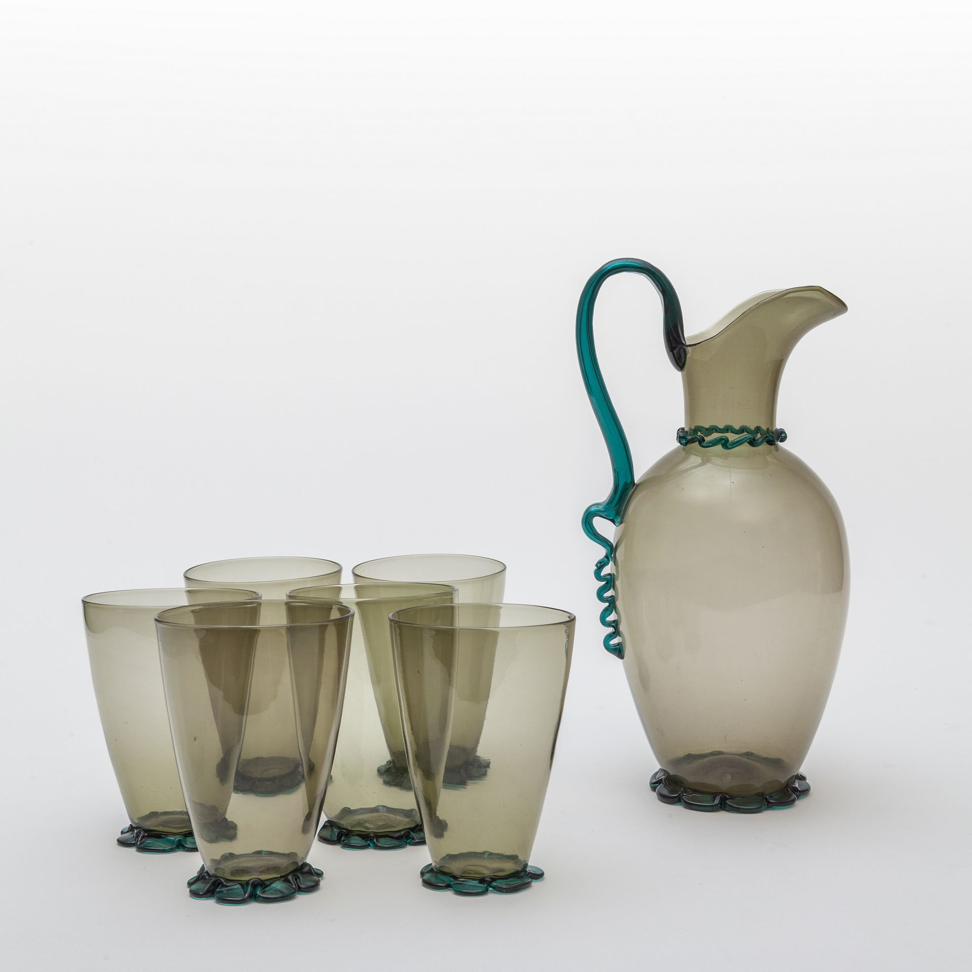 MVM Cappellin MVM CAPPELLIN & C.
Un pichet et six verres en verre olive transpar&hellip;