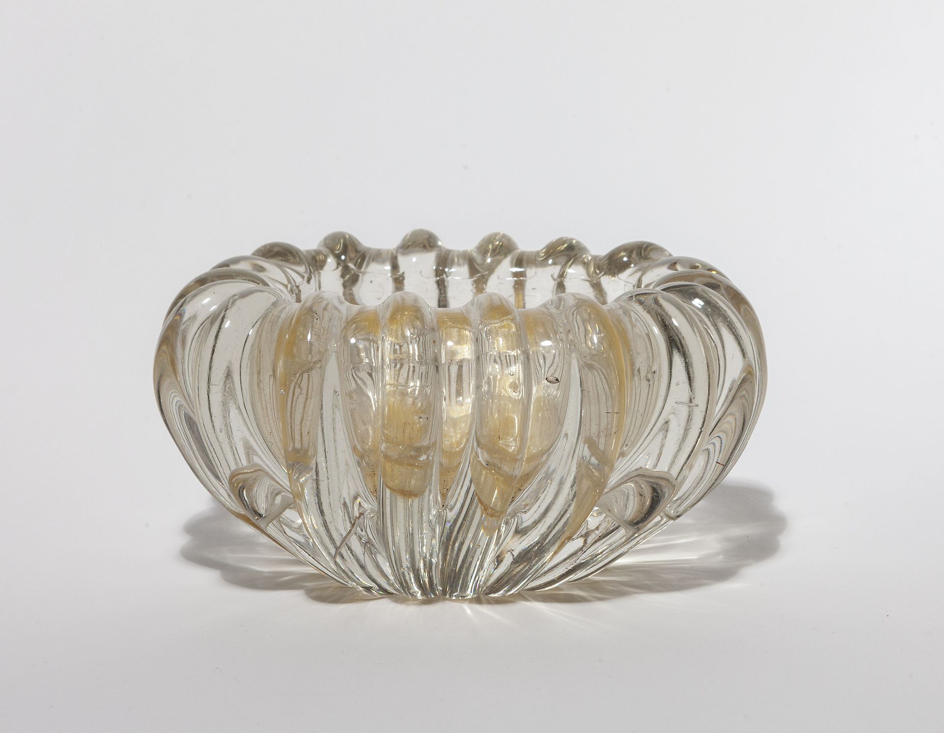 BAROVIER & TOSO 
BAROVIER & TOSO
20世纪40年代底部有金箔应用的棱形水晶碗
Cm 8 5 x 16 x 13。