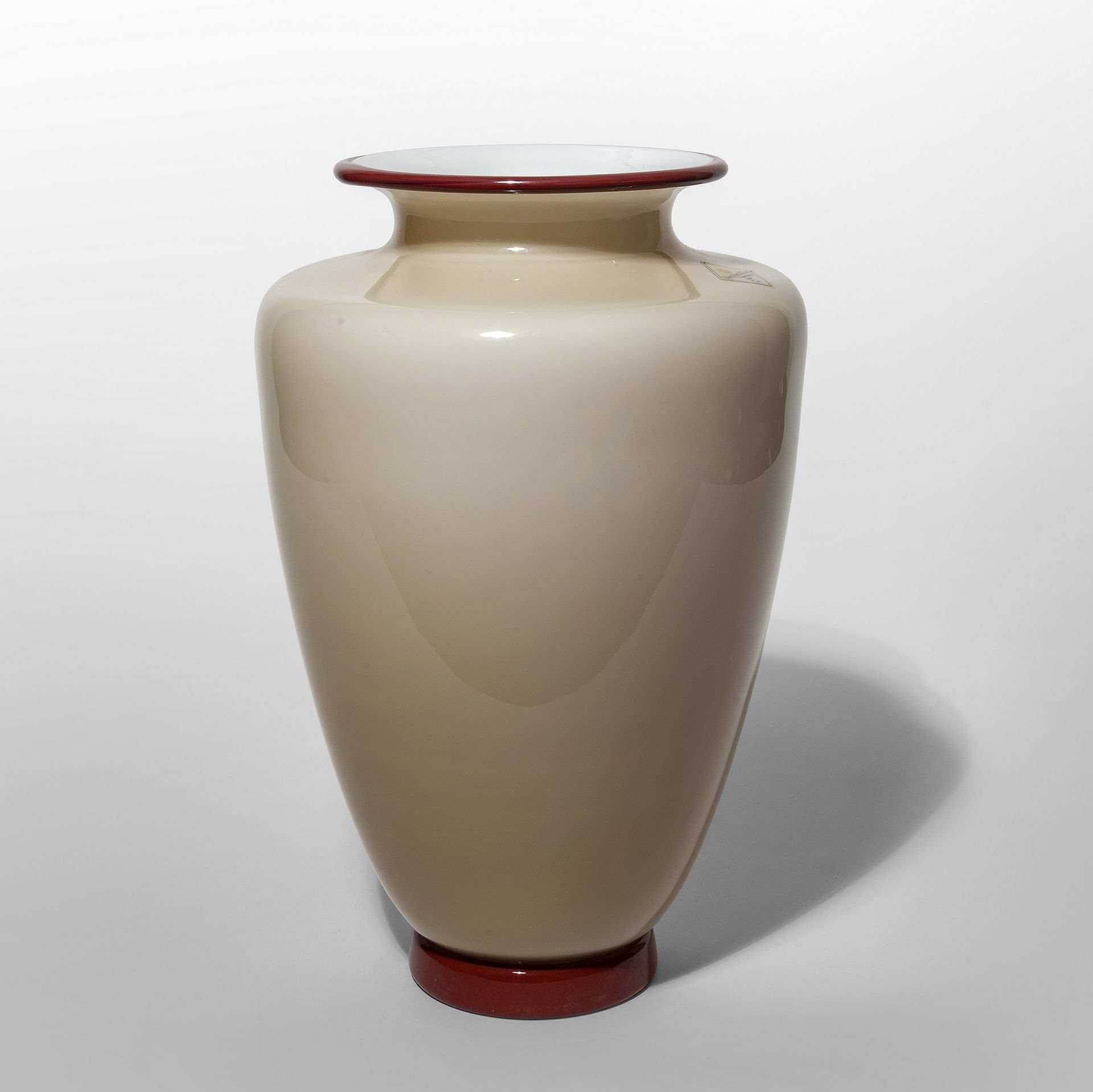 BAROVIER & TOSO BAROVIER & TOSO 
Un jarrón de vidrio grabado con base y borde de&hellip;