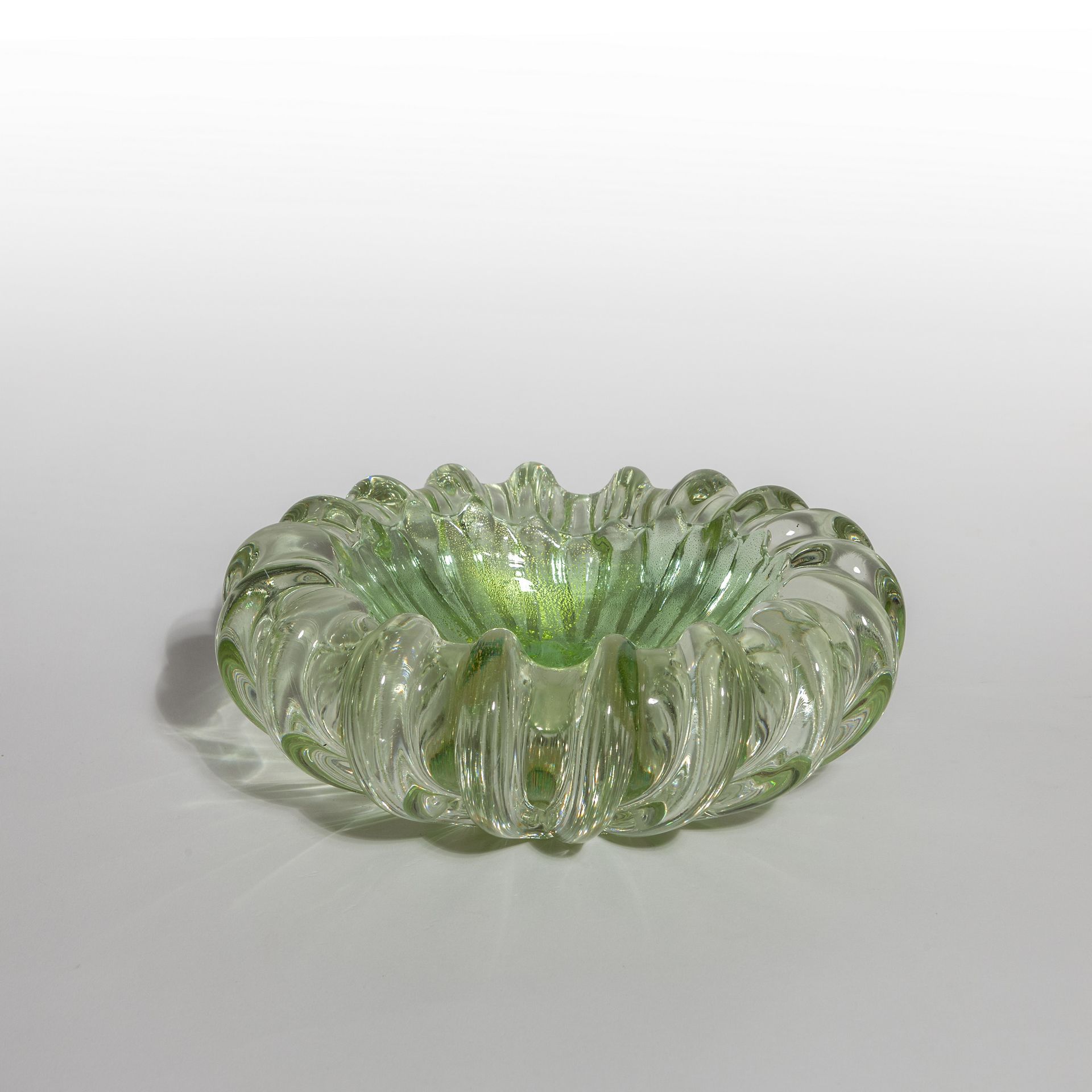 BAROVIER ERCOLE BAROVIER & TOSO ERCOLE BAROVIER & TOSO
A ribbed bowl in green gl&hellip;