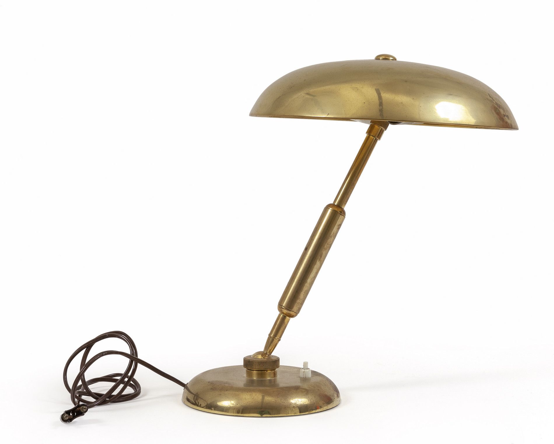 LAMPADA 一个50年代的台灯。
黄铜。可调节灯杆和灯罩。
高度40厘米，直径30厘米。