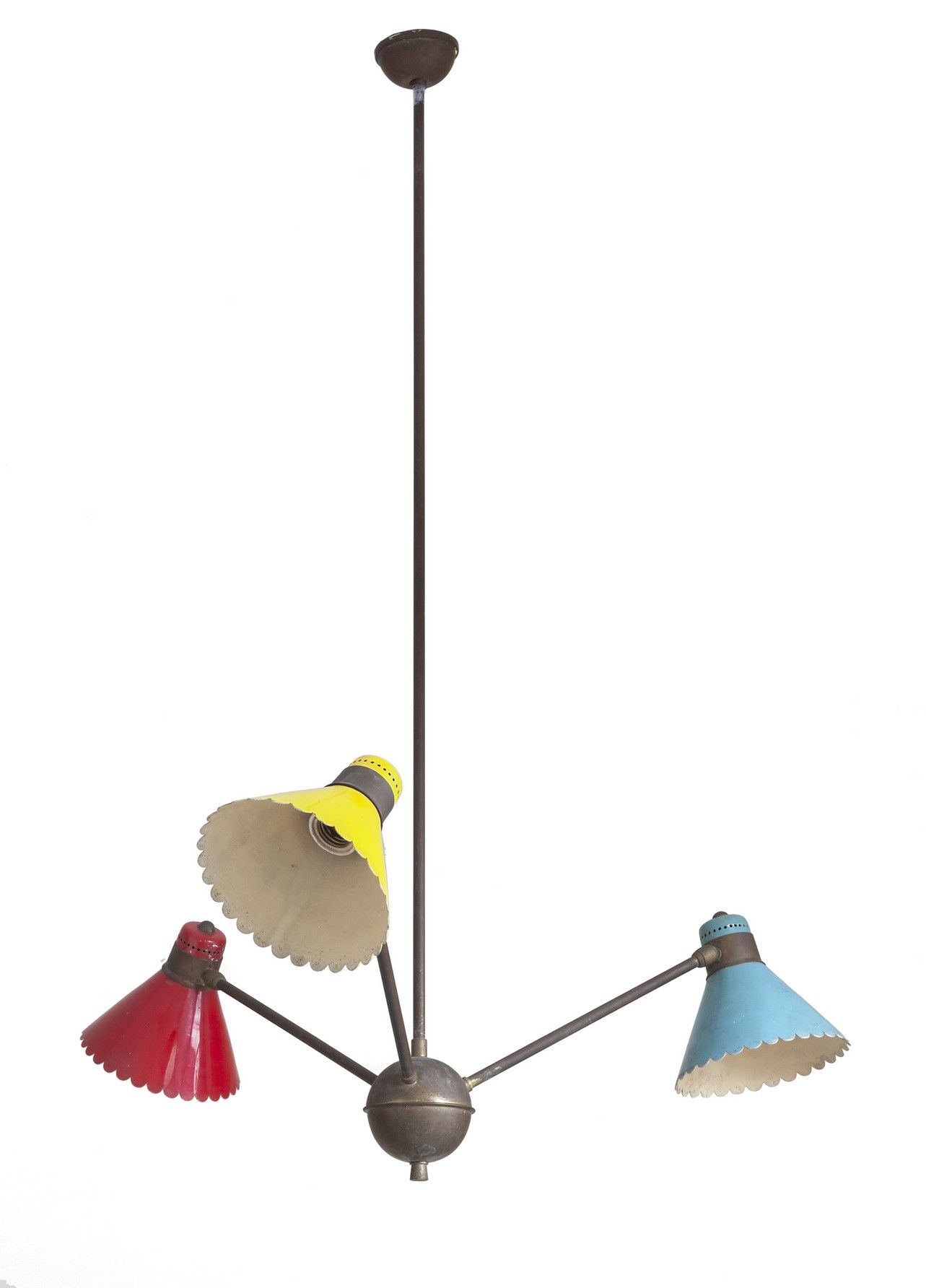 LAMPADARIO LAMPE LAMPE aus den 1950er Jahren. 
Lackiertes Aluminium-Messing. 
 H&hellip;