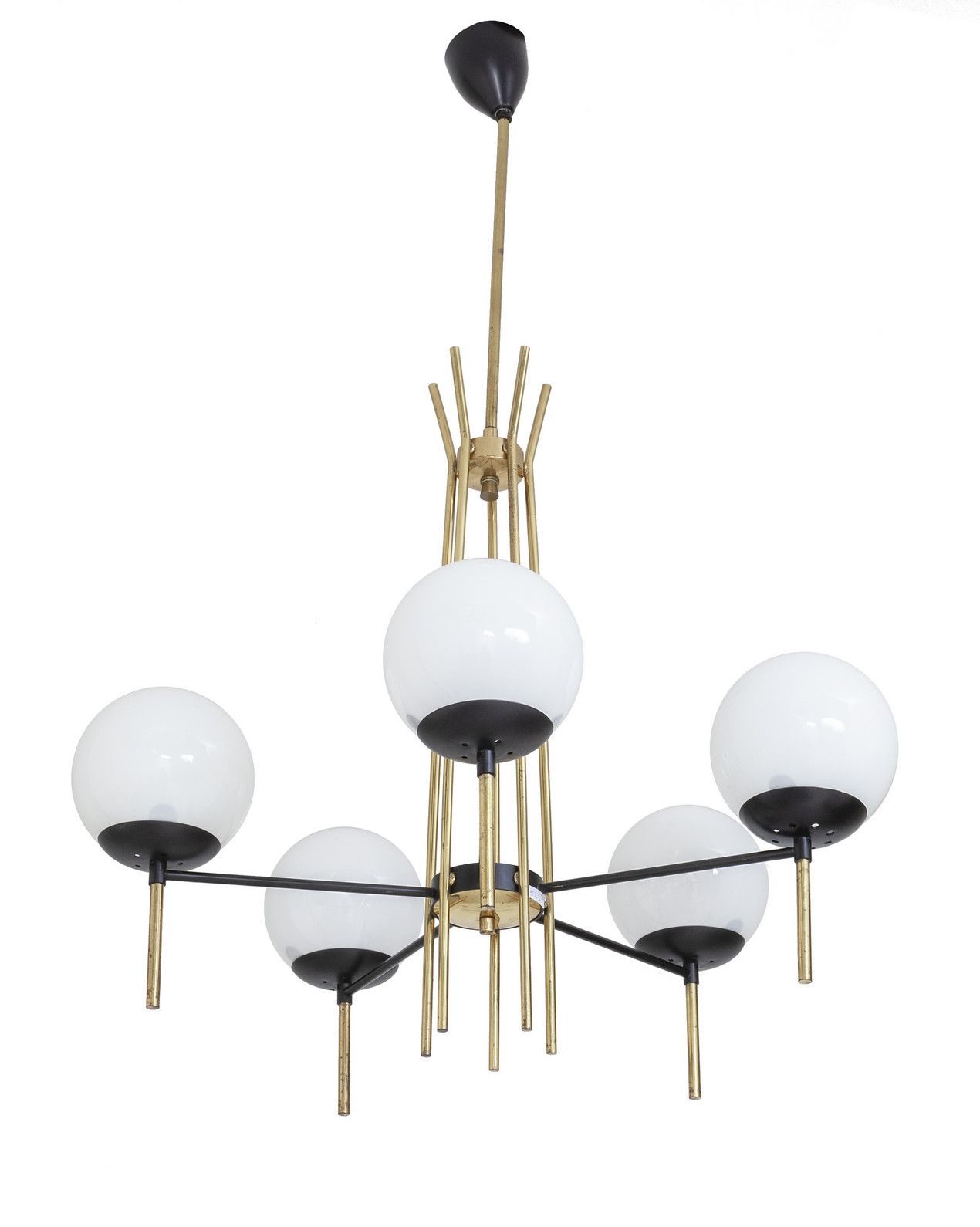 LAMPADARIO CHANDELIER des années 1960. 
Laiton poli et verre opalin peint. 
Haut&hellip;