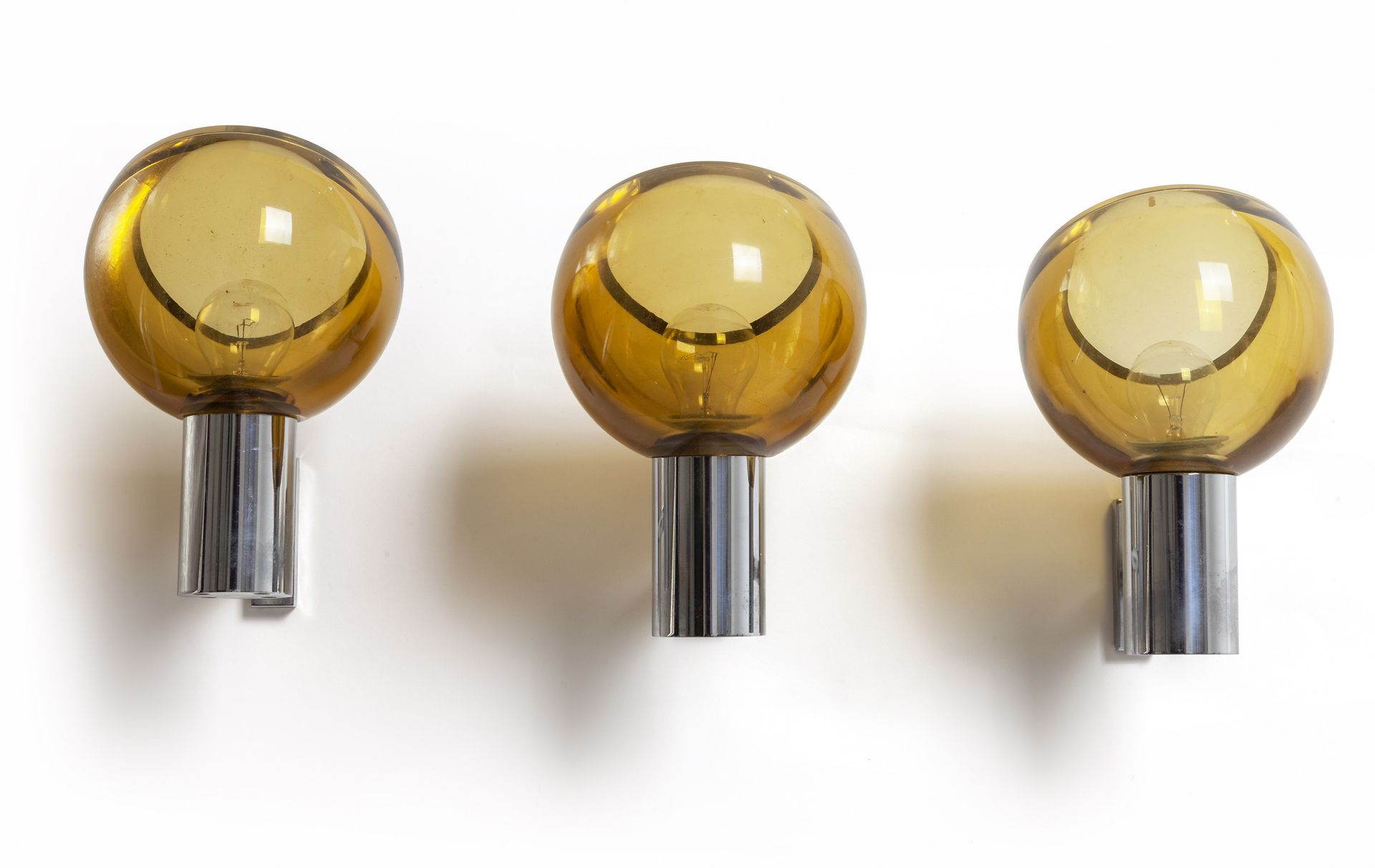 LAMPADA 三个60年代的壁灯。
镀铬黄铜，斜面彩色水晶。
高24厘米，宽16厘米，深22厘米。