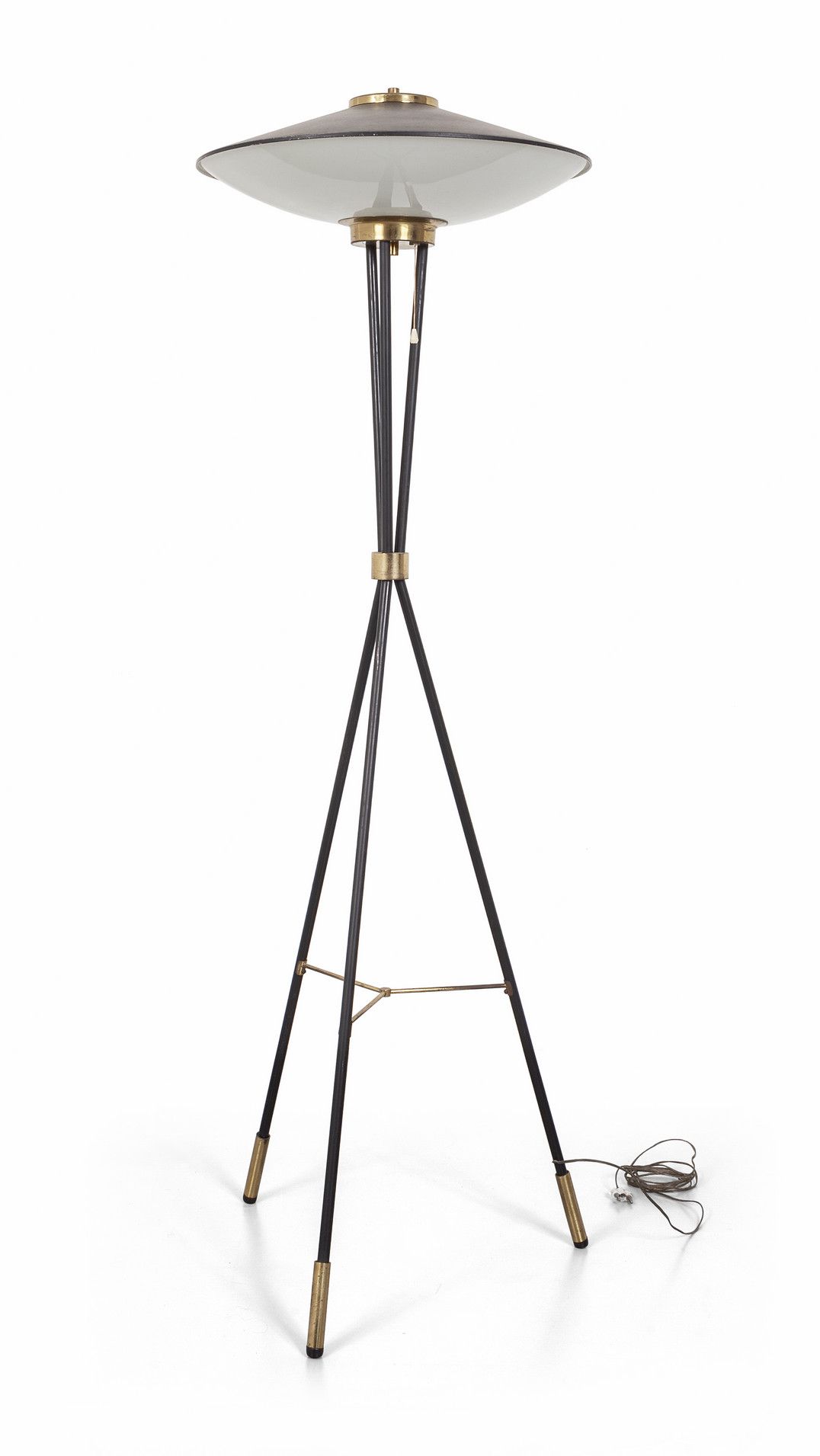 LAMPADA Eine Stehlampe aus den 1950er Jahren. 
Stahlrohr, lackiertes Messing, Al&hellip;