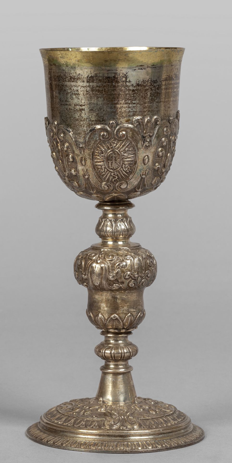 Calice in argento finemente sbalzato con i 精致浮雕的银质圣杯，带有激情的符号，18世纪
h. Cm. 24