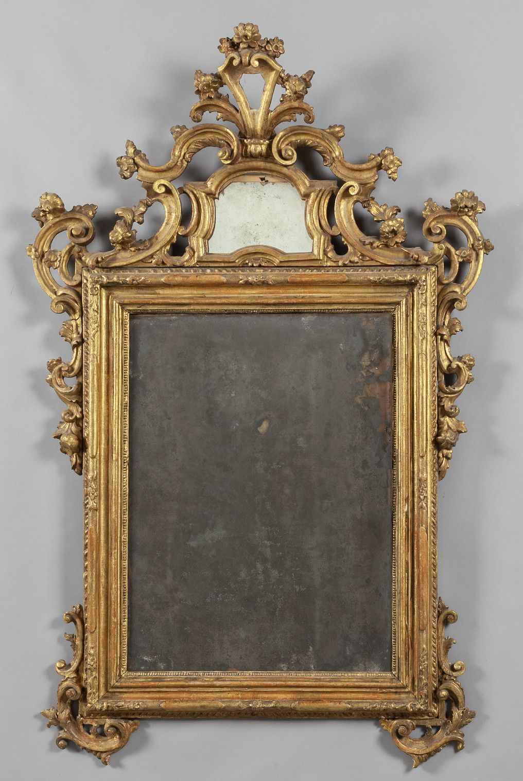 Specchiera in legno finemente intagliato e 精雕细琢的镀金木镜，威尼斯 18世纪（缺陷）
cm. 90x h. 122