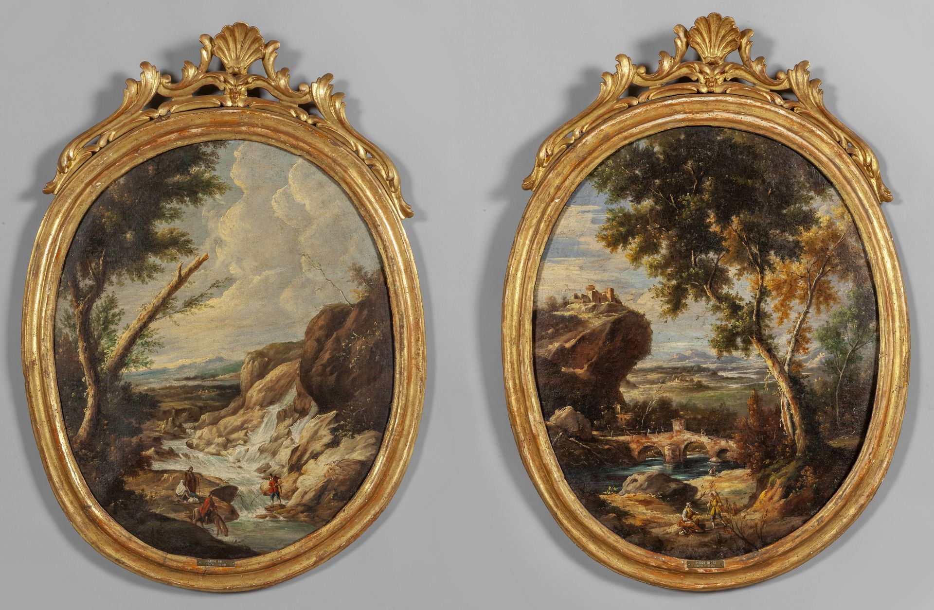 Scuola italiana sec.XVIII "Paesaggi con 意大利学校 十八世纪 "有人物的风景 "一对椭圆油画，雕刻和镀金的木框
cm。5&hellip;