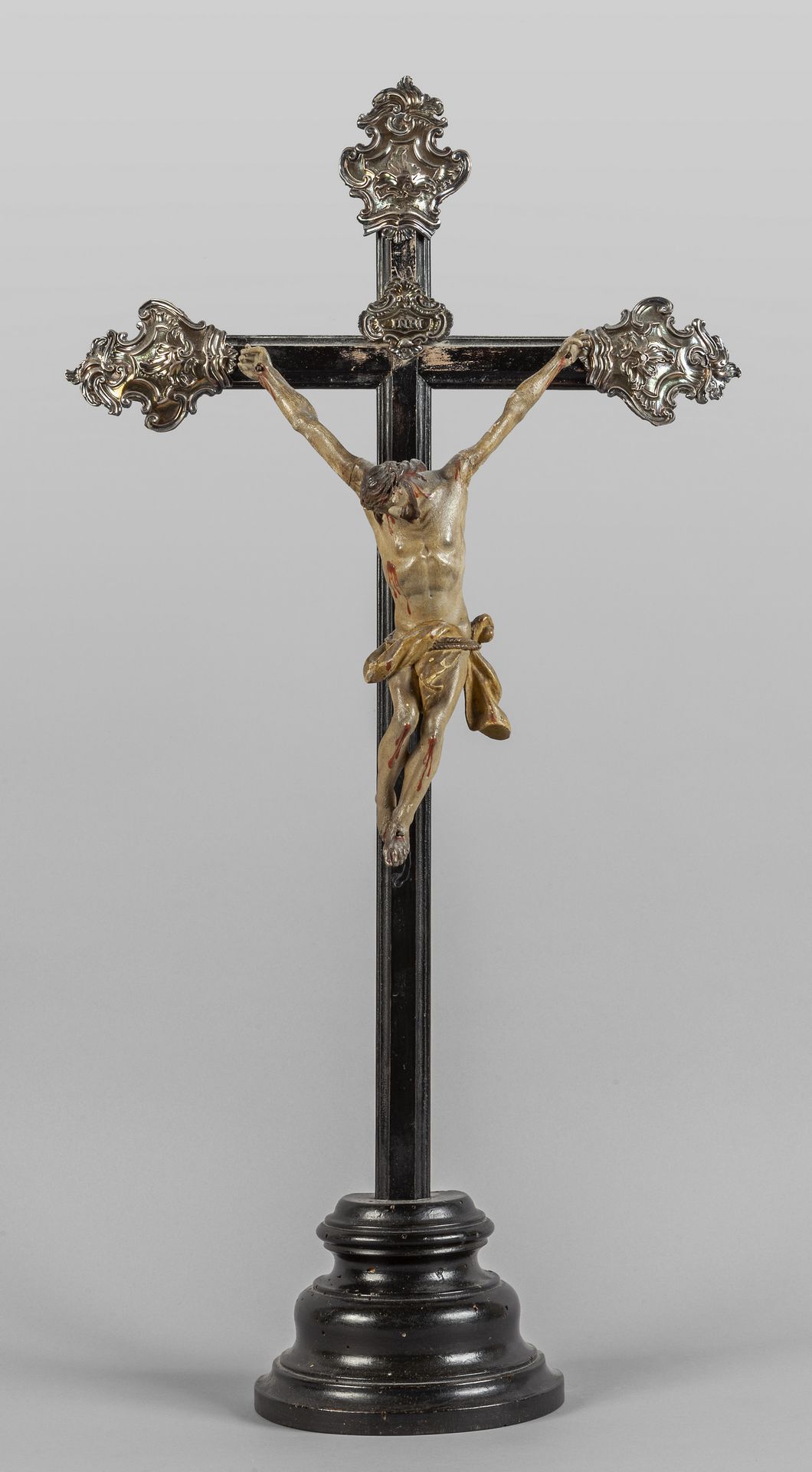 Cristo crocefisso, scultura in legno scolpito e 被钉在十字架上的基督，木雕和多色雕塑，靠在带有银色颂歌的乌木十字&hellip;