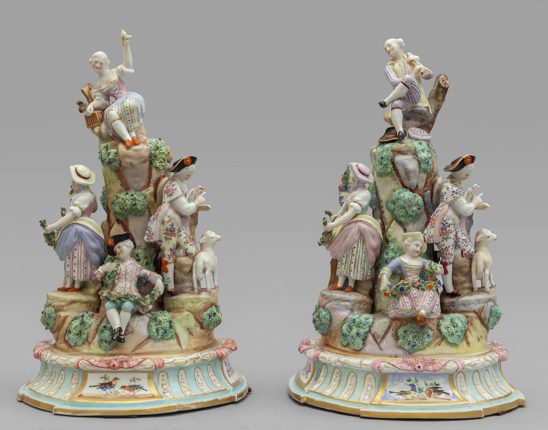 Coppia di grandi gruppi in porcellana policroma Pair of large polychrome porcela&hellip;