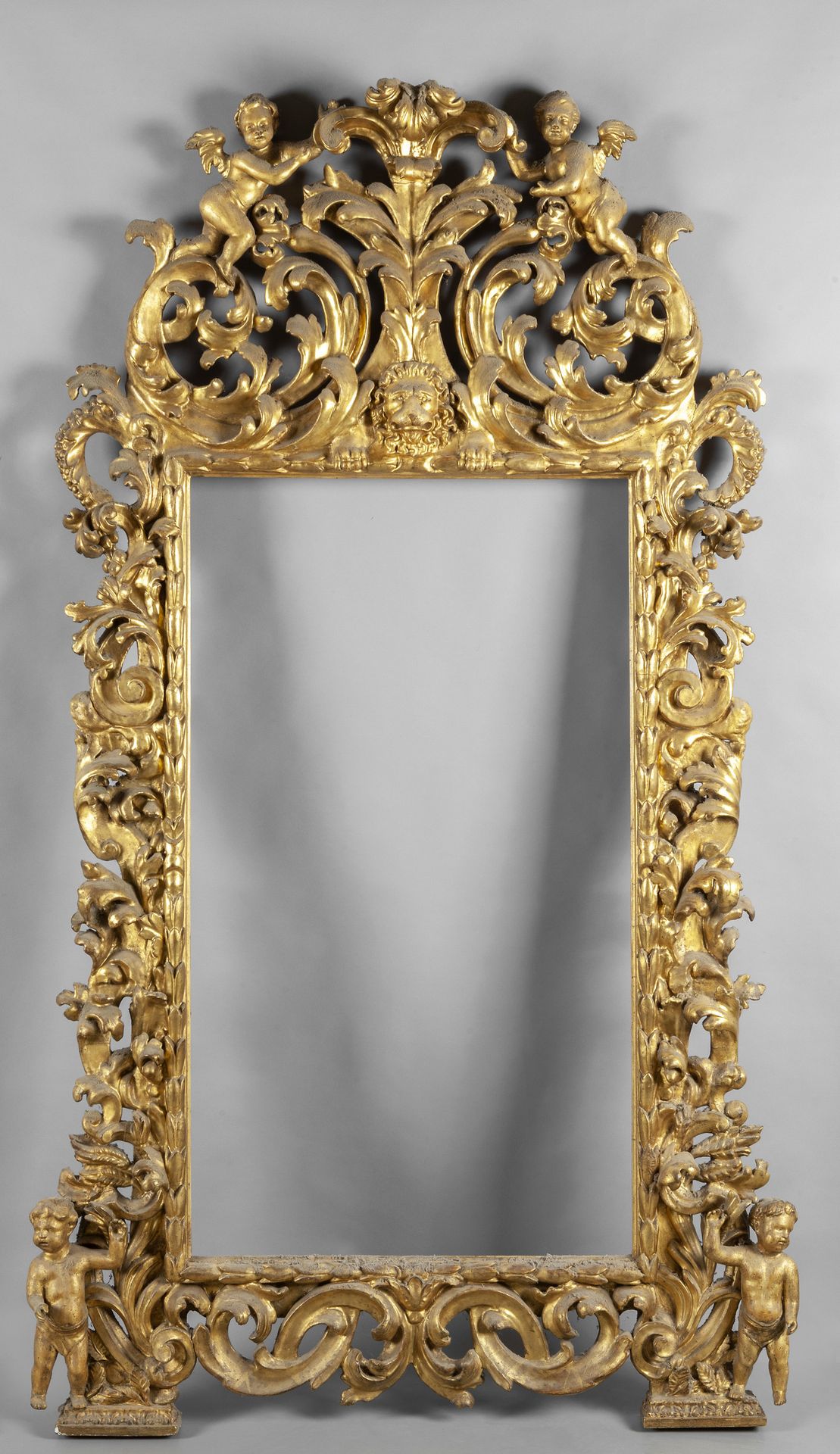 Grande ed importante specchiera (mancante della 大型重要的精雕和镀金的木镜（灯不见了），下部有两个小天使，中间的&hellip;
